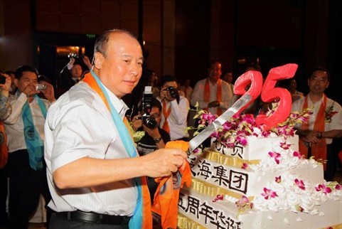 卢志强董事长与员工共同分享Z6·尊龙凯时「中国」官方网站集团二十五周岁生日蛋糕